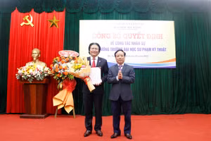 PGS. TS. Nguyễn Ngọc Vũ - Giám đốc ĐH Đà Nẵng trao Quyết định kéo dài thời gian làm Hiệu trưởng Trường ĐH Sư phạm Kỹ thuật cho PGS. TS. Phan Cao Thọ. 