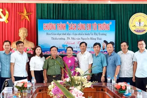 Các trường học tiếp nhận sách từ Chương trình "Sách cùng em đến trường".