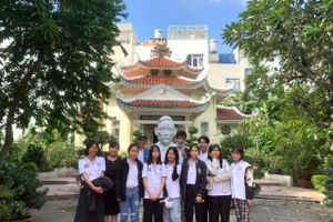 Học sinh Trường THPT Phan Châu Trinh (Đà Nẵng) tham gia chương trình Học bổng Học tập trải nghiệm tại Khu lưu niệm mộ cụ Phan Châu Trinh (TP Hồ Chí Minh)