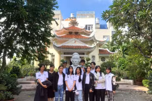 Học sinh Trường THPT Phan Châu Trinh (Đà Nẵng) tham gia chương trình Học bổng Học tập trải nghiệm tại Khu lưu niệm mộ cụ Phan Châu Trinh (TP Hồ Chí Minh)