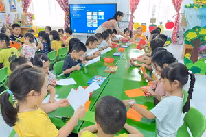 Các hoạt động cắt dán, tô màu, vẽ tranh... đều chuẩn bị những kỹ năng cần thiết cho trẻ 5 tuổi thích ứng với môi trường tiểu học.