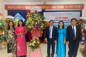 Bà Nguyễn Thị Minh Nguyệt, Phó Bí thư thường trực Quận ủy Thanh Khê chúc mừng Tập thể Trung tâm GDTX số 2 nhân Kỷ niệm Ngày Nhà giáo Việt Nam.