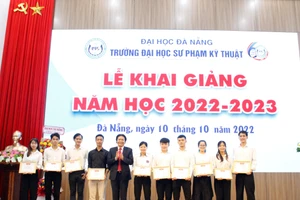 Hiệu trưởng Trường ĐH Sư phạm Kỹ thuật, ĐH Đà Nẵng trao học bổng cho sinh viên.