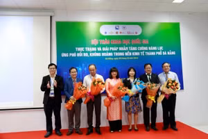 PGS.TS. Lê Văn Huy - Phó Hiệu trưởng Trường Đại học Kinh tế, ĐH Đà Nẵng tặng hoa cho đại diện các đơn vị đồng tổ chức Hội thảo.