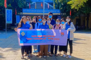 Đoàn viên Đoàn thanh niên Trung tâm GDTX số 3 Đà Nẵng tham gia chiến dịch tình nguyện Hoa phượng đỏ năm 2022. 