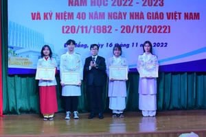 Khen thưởng cho 4 thủ khoa các ngành kỳ tuyển sinh năm 2022