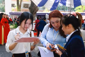 Các ứng viên tìm hiểu thông tin tuyển dụng tại Ngày hội việc làm 2022 do Trường ĐH Kinh tế, ĐH Đà Nẵng và Sở LĐ-TB&XH Đà Nẵng tổ chức 