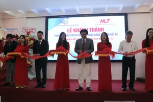 Đại diện NLT Group và Trường ĐH Sư phạm Kỹ thuật, ĐH Đà Nẵng cắt băng khánh thành Phòng nghiên cứu, đào tạo thực hành chuyển đổi số.