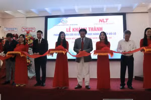 Đại diện NLT Group và Trường ĐH Sư phạm Kỹ thuật, ĐH Đà Nẵng cắt băng khánh thành Phòng nghiên cứu, đào tạo thực hành chuyển đổi số.