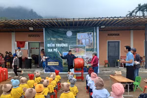 Thầy Lê Huy Phương, Hiệu trưởng Trường phổ thông dân tộc bán trú Tiểu học Trà Tập đánh trống trong lễ bàn giao công trình điểm trường Tắk Pổ. (Ảnh: Trà Thu)