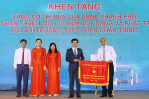 Ông Lê Quang Nam - Phó Chủ tịch UBND thành phố (bìa phải) tặng Cờ thi đua của UBND thành phố cho tập thể Trường THPT Phan Châu Trinh.