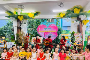 Trường Mầm non Bình Minh (quận Hải Châu, TP Đà Nẵng) giao lưu với đoàn nghệ thuật nhạc cụ dân tộc Phương Đông. 