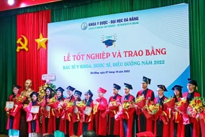 Khoa Y Dược, ĐH Đà Nẵng khen thưởng những sinh viên có kết quả rèn luyện và học tập xuất sắc.