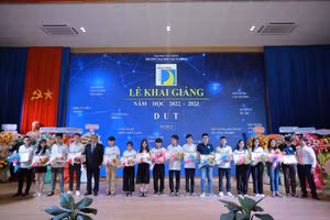 Trường ĐH Bách khoa, ĐH Đà Nẵng khen thưởng cho sinh viên xuất sắc