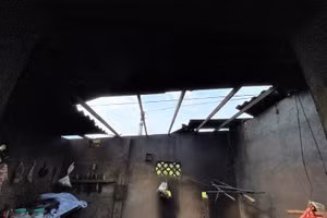 Trận giông lốc khiến nhiều nhà dân bị thiệt hại. Ảnh NVCC.