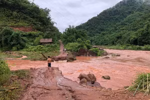 Hình ảnh khu vực cầu tạm bị cuốn trôi. Ảnh giáo viên cung cấp.