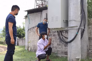 Đối tượng gây ra hàng loạt vụ trộm cắp dây cáp điện bị lực lượng công an Điện Biên phát hiện, bắt giữ sau gần 48 giờ nhận tin báo. Ảnh: Trường Long.