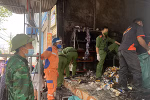 Lực lượng chức năng Điện Biên đã phải huy động 5 xe chuyên dụng để dập tắt đám cháy xảy ra trong đêm.