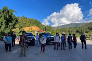Lực lượng chức năng tỉnh Điện Biên vừa liên tiếp phát hiện 3 xe dù “lách” chốt chở người từ vùng dịch về địa bàn. Ảnh: Công an huyện Tuần Giáo.
