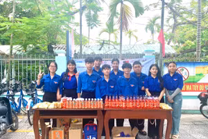 Các tình nguyện viên ở Đà Nẵng hỗ trợ thí sinh dự thi tốt nghiệp THPT năm 2024.