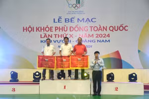 Ông Nguyễn Thanh Đề - Vụ trưởng Vụ Giáo dục Thể chất (Bộ GD&ĐT) trao cờ thưởng toàn đoàn cho các đơn vị đạt thành tích xuất sắc.