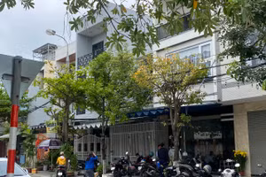 Lực lượng chức năng có mặt tại ngôi nhà số 83 đường Tôn Quang Phiệt để điều tra vụ việc. 