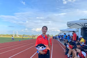 Vận động viên Lê Thị Tuyết Mai phấn chấn cùng tấm Huy chương Vàng ở nội dung chạy 400m vượt rào nữ.