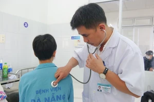 BSCKI Phan Phước An Bình thăm khám cho bệnh nhân T. Ảnh: Bệnh viện Đà Nẵng.