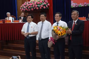 Ông Lương Nguyễn Minh Triết (thứ 2, từ trái qua) - Bí thư Tỉnh uỷ Quảng Nam tặng hoa chúc mừng ông Trần Nam Hưng (thứ 2, từ phải qua).