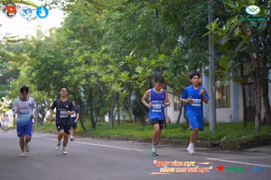 Vận động viên là học sinh, sinh viên tham gia giải chạy.