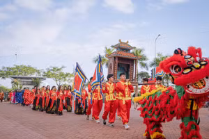 Thầy và trò trường Đại học FPT Đà Nẵng tái hiện lại hoạt động rước kiệu trong Lễ hội cầu ngư - một bản sắc văn hoá độc đáo của vùng duyên hải miền Trung.