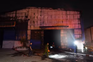 Lực lượng chữa cháy sau phun nước dập lửa. 