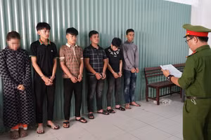 Công an tống đạt quyết định khởi tố, bắt tạm giam nhóm thanh, thiếu niên.