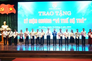 Trao kỷ niệm chương “Vì thế hệ trẻ” của Đoàn TNCS Hồ Chí Minh cho 48 cá nhân trong sự nghiệp đào tạo, bồi dưỡng, giáo dục thế hệ trẻ.