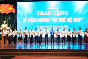 Trao kỷ niệm chương “Vì thế hệ trẻ” của Đoàn TNCS Hồ Chí Minh cho 48 cá nhân trong sự nghiệp đào tạo, bồi dưỡng, giáo dục thế hệ trẻ.