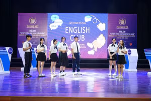 Các thí sinh trình bày phần thi của mình. 