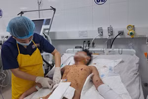 Bác sĩ đang đang điều trị cho bệnh nhân P. 