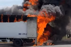 Chiếc xe bốc cháy dữ dội. Ảnh: Công an