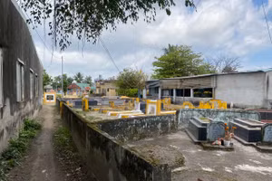 Khu dân cư nằm sát nghĩa địa tại phường Hòa Khánh Nam, quận Liên Chiểu, TP Đà Nẵng.