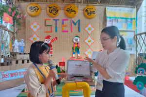 Học sinh và giáo viên giới thiệu về mô hình máy tính tại ngày hội STEM. 