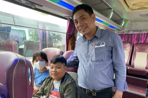 Thầy giáo Nguyễn Văn Tuấn cùng 2 vui vẻ trở về quê đón Tết. 