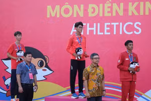 Vận động viên Dương Phú Toàn giành Huy chương Vàng và vận động viên Lương Bình Dương giành Huy chương Bạc ở nội dung chạy 800m nam, đang thực hiện nghi thức chào cờ. 