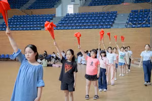 Tập luyện các tiết mục biểu diễn tại Lễ khai mạc Đại hội Thể thao học sinh Đông Nam Á. 