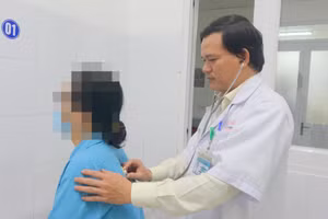 BSCKII Thân Trọng Vũ - Trưởng khoa Ngoại lồng ngực Bệnh viện Đà Nẵng thăm khám cho bệnh nhân T. 