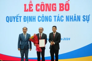 TS Huỳnh Ngọc Thọ (đứng ở giữa) được bổ nhiệm giữ chức vụ Phó Hiệu trưởng Trường VKU nhiệm kỳ 2020-2025. 