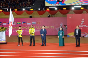 Đại diện nước Brunei Darussalam nhận cờ đăng cai tổ chức Đại hội Thể thao học sinh Đông Nam Á lần thứ 14 vào năm 2025. 