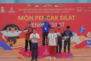 Vận động viên Việt Nam Nguyễn Thành Long nhận tấm Huy chương Vàng nội dung Seni nam. 