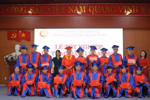 Trao bằng tốt nghiệp cho các sinh viên. 