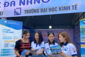 Học sinh Trường phổ thông dân tộc nội trú tỉnh Quảng Nam được nghe tư vấn, chia sẻ về chọn nghề, chọn ngành học. 