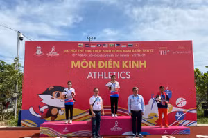 Vận động viên Đinh Thị Thu Hương nhận Huy chương Vàng. 